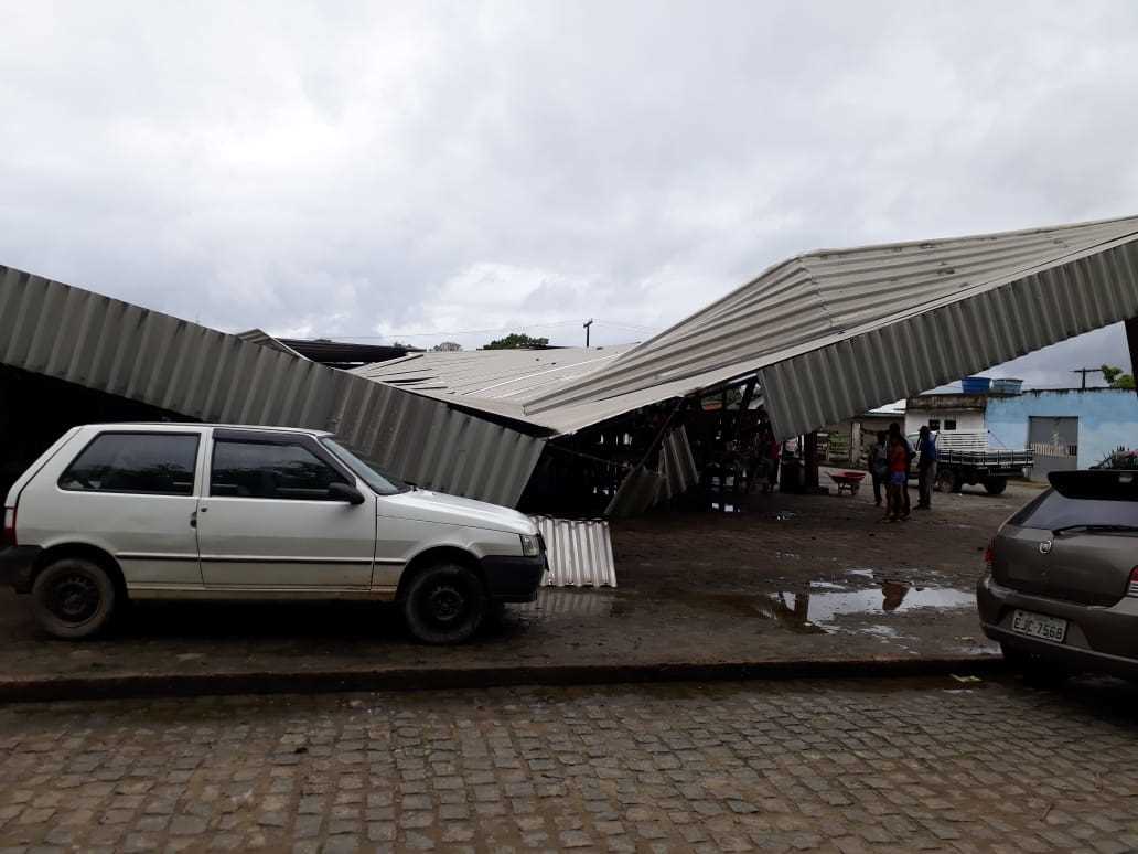 Prefeito se reúne com Secretarias e Defesa Civil para avaliar danos causados pela ventania e chuvas